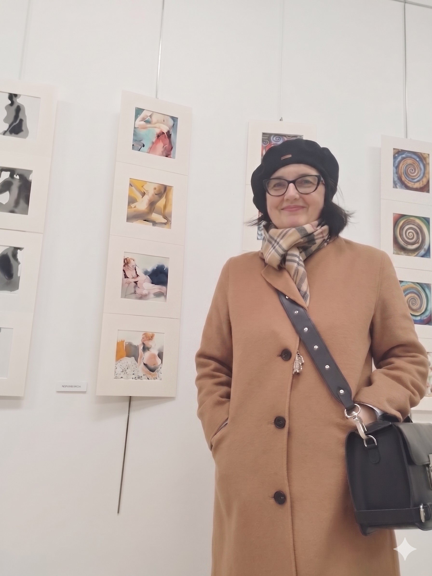 Nadia BODNAR devant ses oeuvres à Béziers en 2025