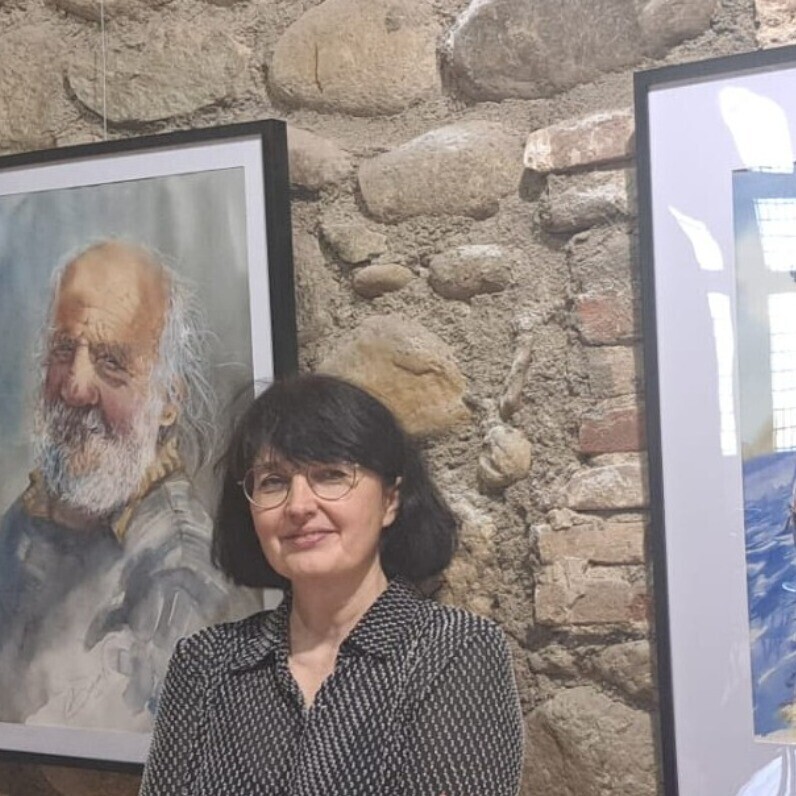 Nadia BODNAR devant ses œuvres
